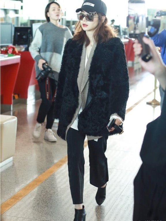 90后女明星开始穿皮草了,孙怡耍酷,徐璐清爽,潮味十足!
