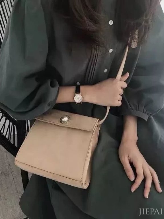 这个复古小众包,竟然高级感爆棚