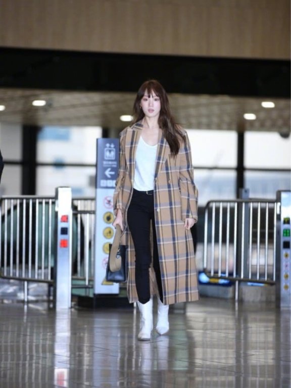 28岁李圣经穿格子长衫参加颁奖盛典，高挑潇洒，真会穿！