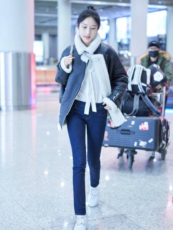 张俪机场街拍 夹克搭配牛仔裤帅气秀长腿