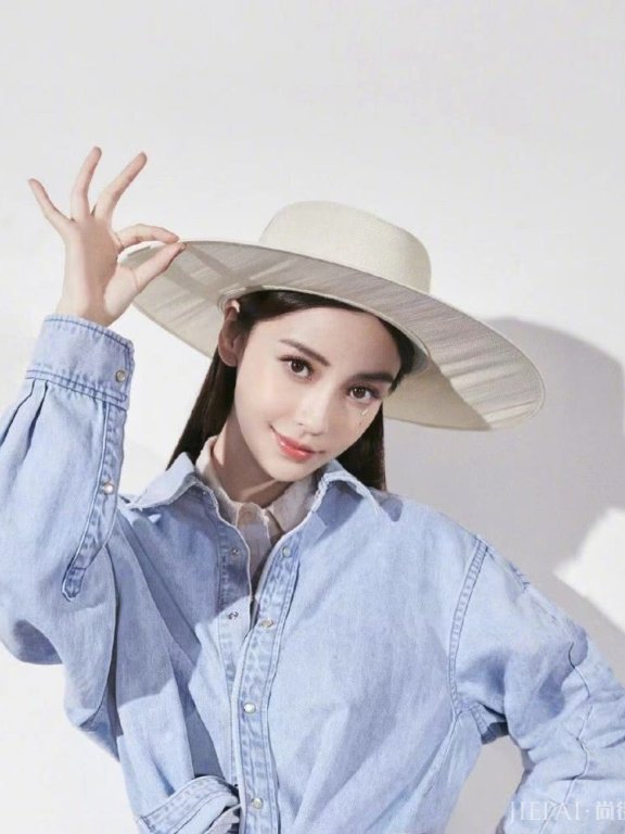 Angelababy登封面造型多变,穿粉裙撞衫唐嫣