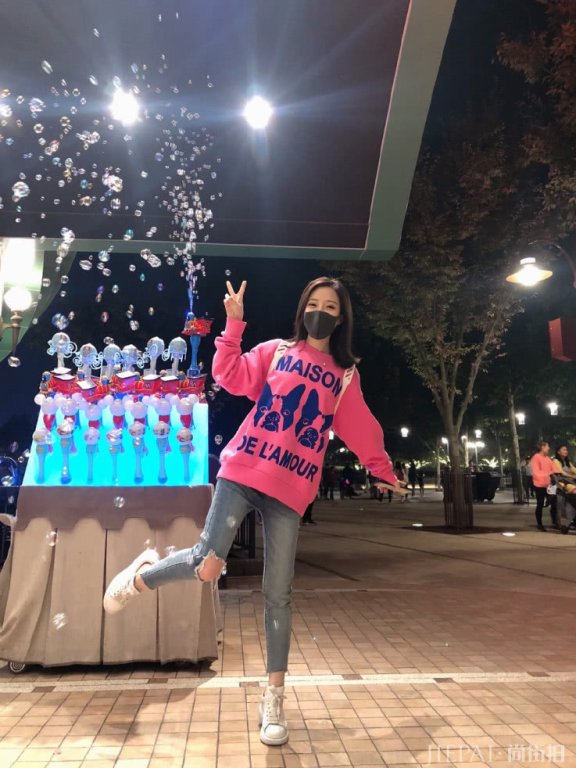 1米55冯提莫穿连衣裙，满满孩子气，被路人误认为是位“童星”