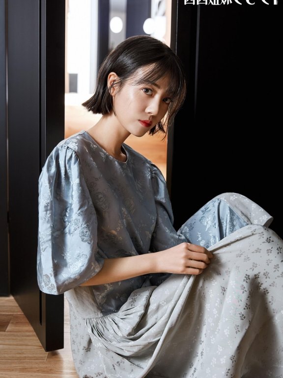 李溪芮登时尚封面 印花系列展现自然之美