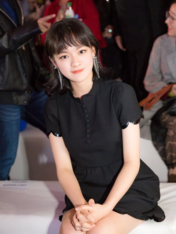 文淇中分短发搭配皮衣又美又酷,才15岁气质就让人惊艳