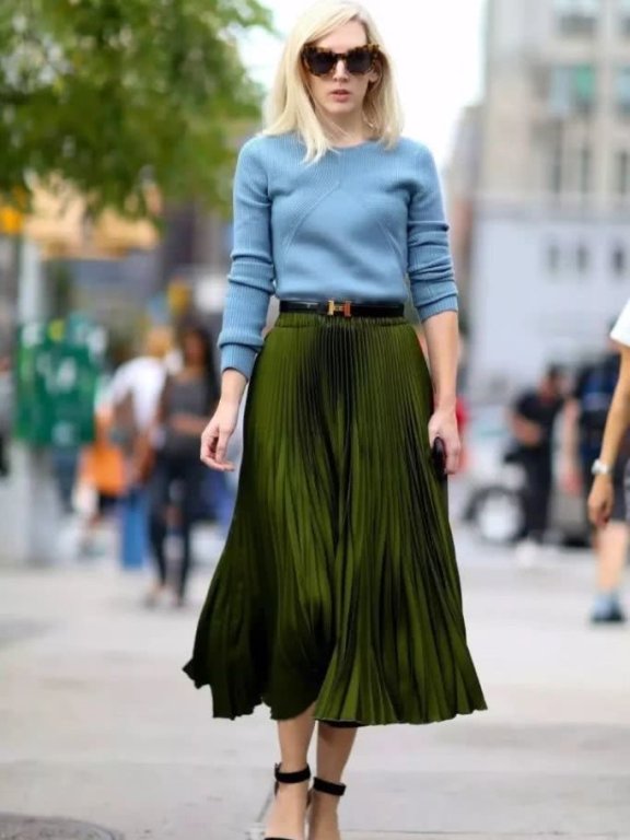 欧美街拍 超显白的绿色衣服彰显时尚高级感