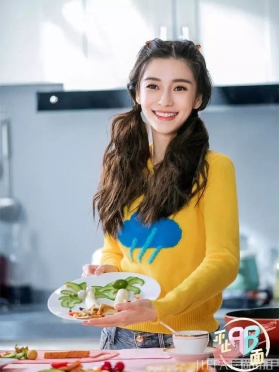 杨颖印花毛衣+双马尾清新减龄,好可爱