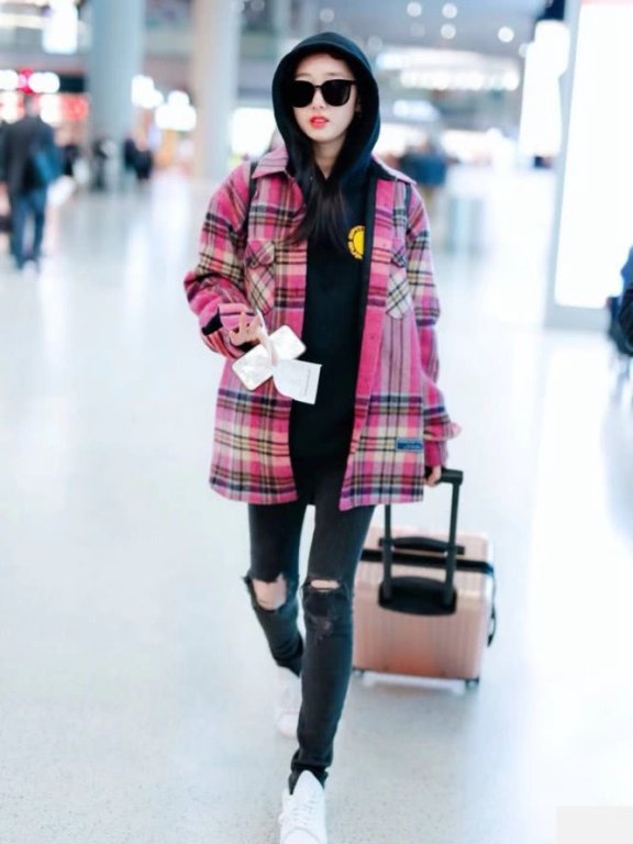 蒋梦婕机场街拍撞衫杨幂，穿同一款粉色格纹外套，美得像少女