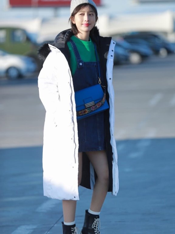 张俪最新时尚街拍，穿羽绒服露长腿，性感十足
