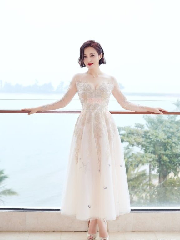 陶红剪短发减龄不止10岁,依旧少女感十足!