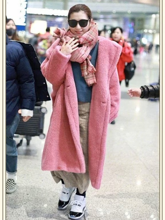 任家萱上万泰迪绒大衣硬是穿出村姑味,三姐妹中最土