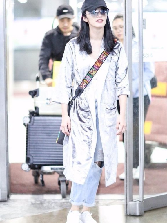 姚晨穿黑色蕾丝透视裙，全真空上阵就是要秀胸！