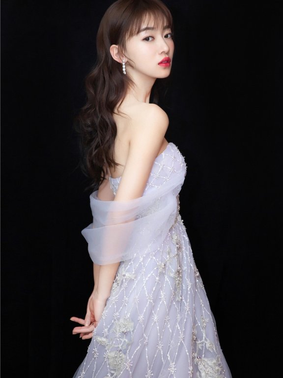 吴谨言紫罗兰纱裙亮相 气质优雅仙气十足