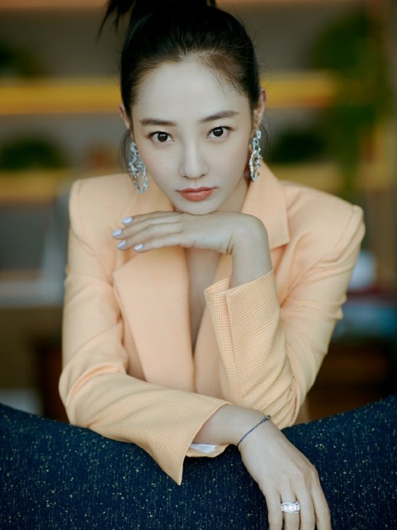 白百何把小西装直接当裙穿!杏色西装看着很舒服,这丸子头贼抢镜