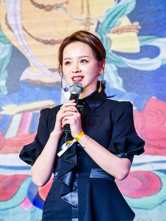 邓莎穿连衣裙出席活动,美回18岁