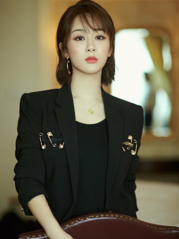 杨紫穿黑色西装出席活动,气质俱佳大玩“轻熟女”风