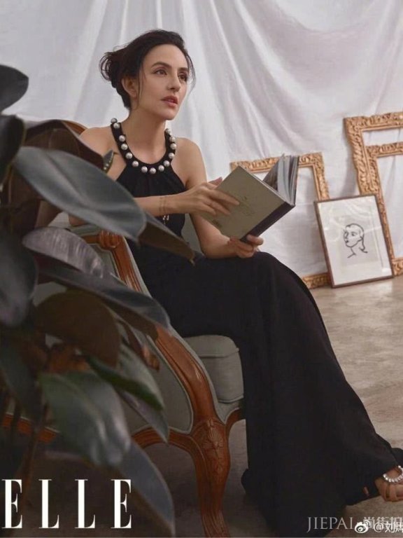 刘烨晒妻子写真照,三套造型风格不一,共同演绎极致高级美