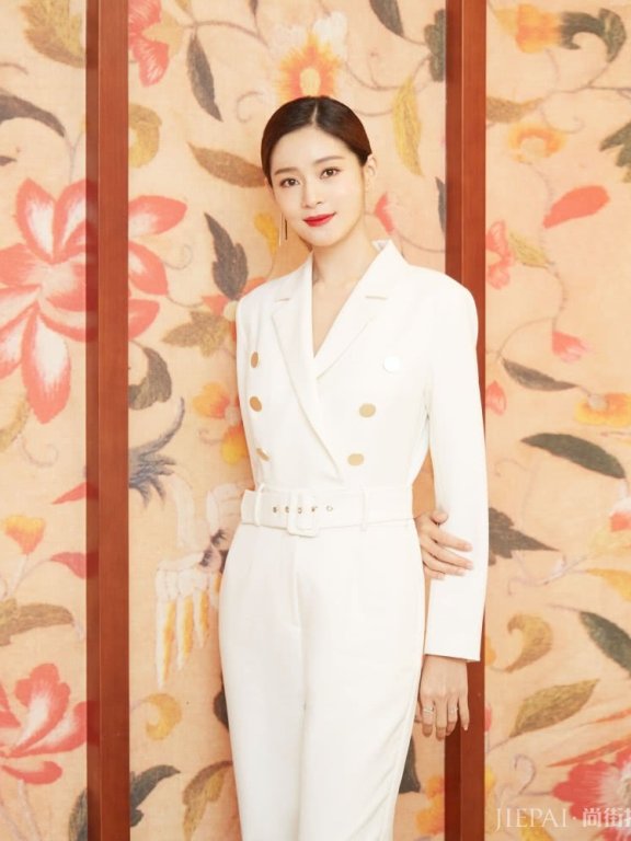 低扎发这款发型很多明星喜欢,王媛可气质变得更惊艳