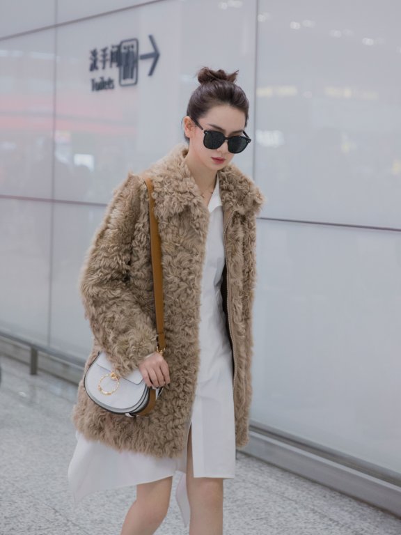 戚薇穿白色短裙露腿，网友忍不住“送”秋裤！