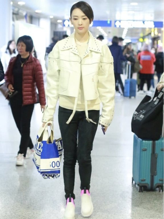 童瑶机场街拍 穿成55分脚踝很显矮！