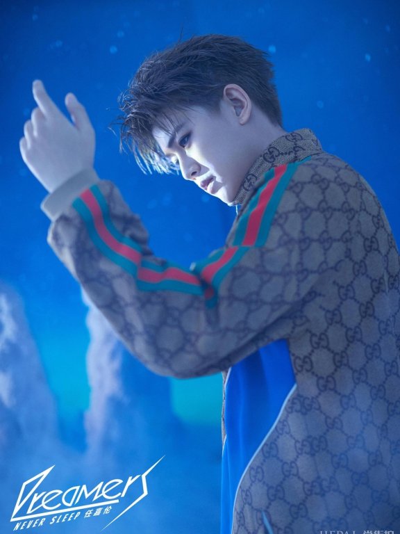 任嘉伦首单时尚大片曝光 释放无穷魅力