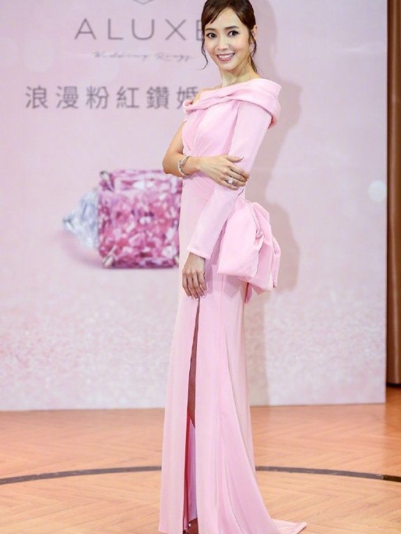 侯佩岑穿粉裙，顶着40岁的脸，却长着20岁的腿