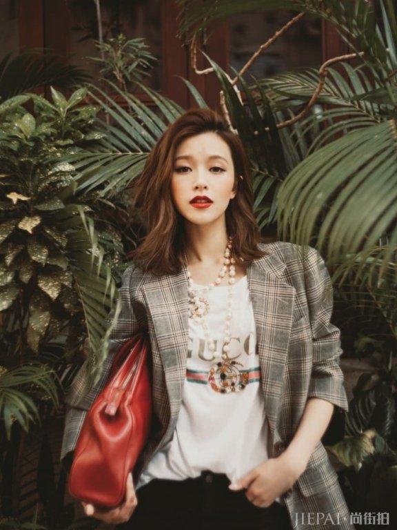 文咏珊宣传新剧《风声》,穿露肩连衣裙搭配知性优雅