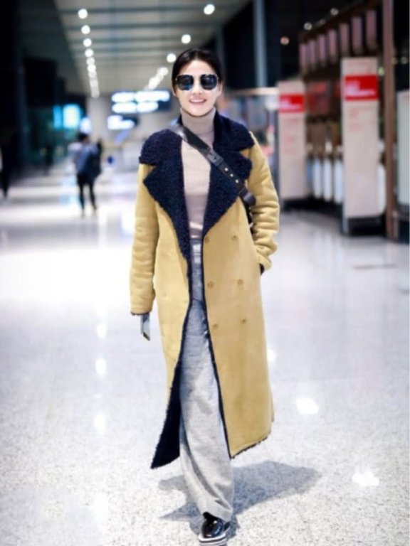 “高贵妃”谭卓机场街拍，虽然旧衣新穿，但戴上墨镜依然很酷