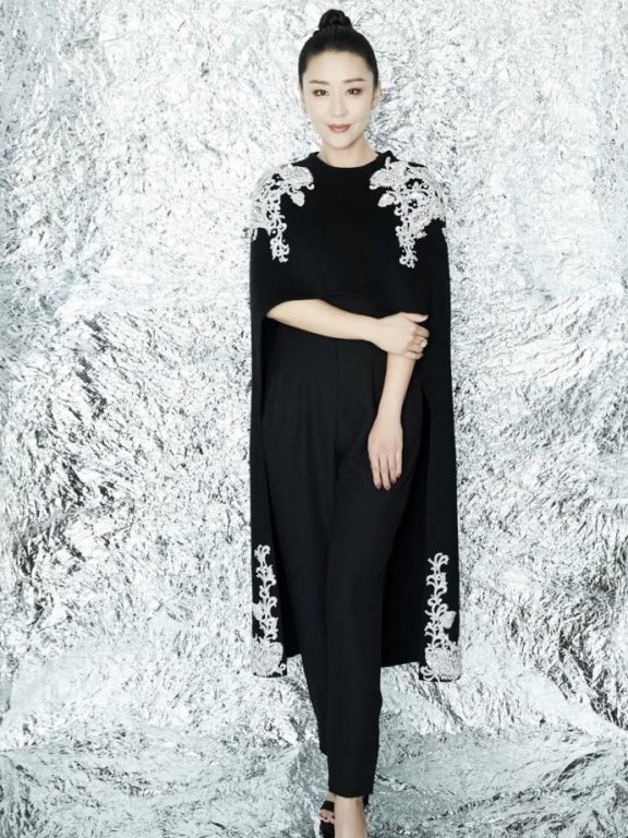 苗圃穿黑色披风演绎霸气女王范,气质依然出众