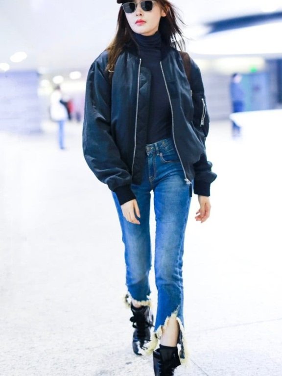 张天爱“茄子鞋”搭配高腰裤,秀出“电线腿”