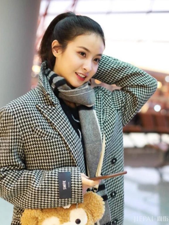 搭档景甜演“皇城公主”，赖雨濛机场街拍 背小熊包越来越少女