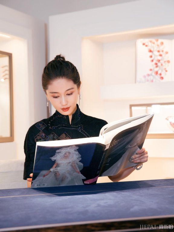 王子文出席活动 穿中国风刺绣立领连衣裙优雅大方