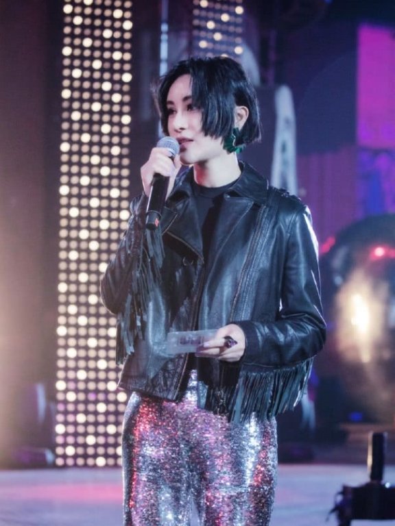 尚雯婕演绎法式帅气,黑色系列+礼帽尽显时尚英伦风