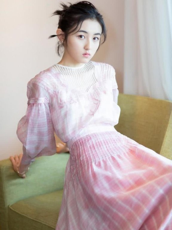 张子枫穿牛仔裤衬衣走红毯,少女感十足!