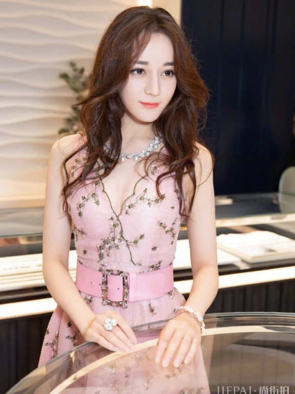 迪丽热巴出席活动,罕见V领裙大秀好身材