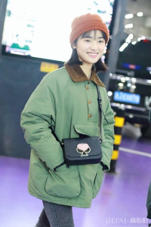 沈月穿“军大衣”走机场，戴针织帽更时髦太多