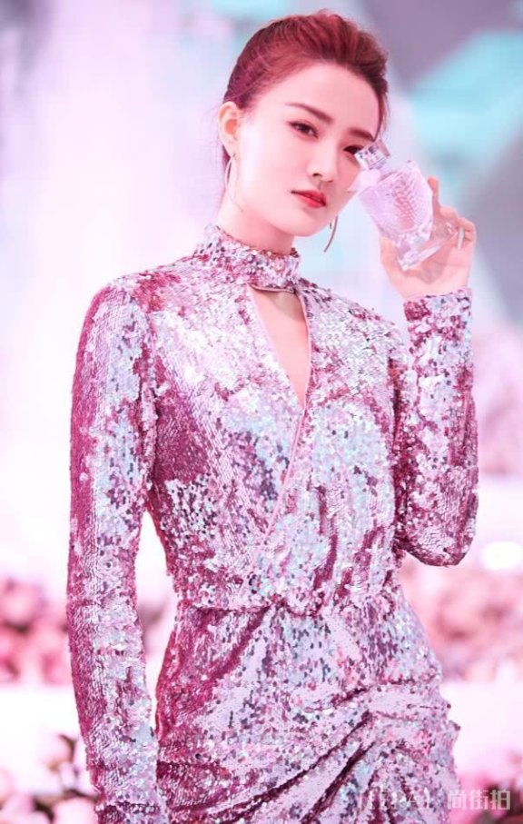 徐璐在耳朵上挂“树叶”吧,出乎意料美翻!