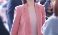 杨紫蟋蟀刘海好任性，粉色西装俏皮又知性！