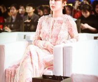 杨紫穿件碎花裙现身,哪家的村姑呢!