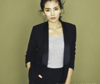 女星穿西服,允儿太甜贝嫂气场太强大,她却两者兼备