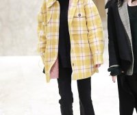 杨幂上台时肚子箍很紧,下台马上换宽松衣服