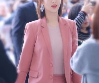 杨紫蟋蟀刘海好任性,粉色西装俏皮又知性!