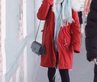 杨紫红棉袄搭小脚裤现身机场,喜庆洋气又显瘦!