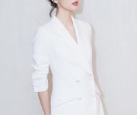 “高贵妃”童瑶穿西装,过年拿着倍有面!