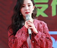 杨幂烫了卷发,气质瞬间变惊艳,穿红色衣服美如少女