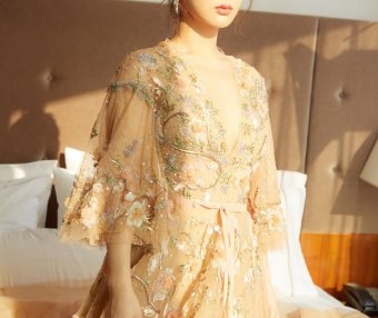 杨紫只是穿了一条裙子,瞬间成为焦点,这样的“小猴子”不敢认!