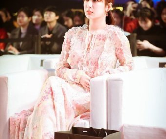 杨紫穿件碎花裙现身,哪家的村姑呢!