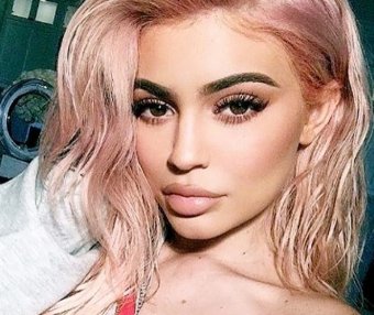 卡戴珊金小妹白西装当裙穿迷人，蓝发美如精灵！