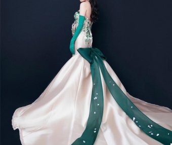 杨幂穿“礼仪小姐服”参加春晚录制,全靠颜值硬撑