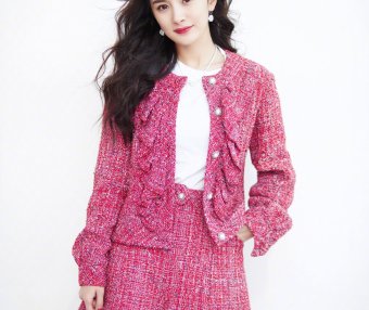 杨幂一身黑色连衣裙穿搭意外减龄