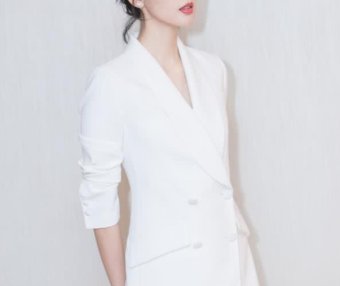 “高贵妃”童瑶穿西装,过年拿着倍有面!